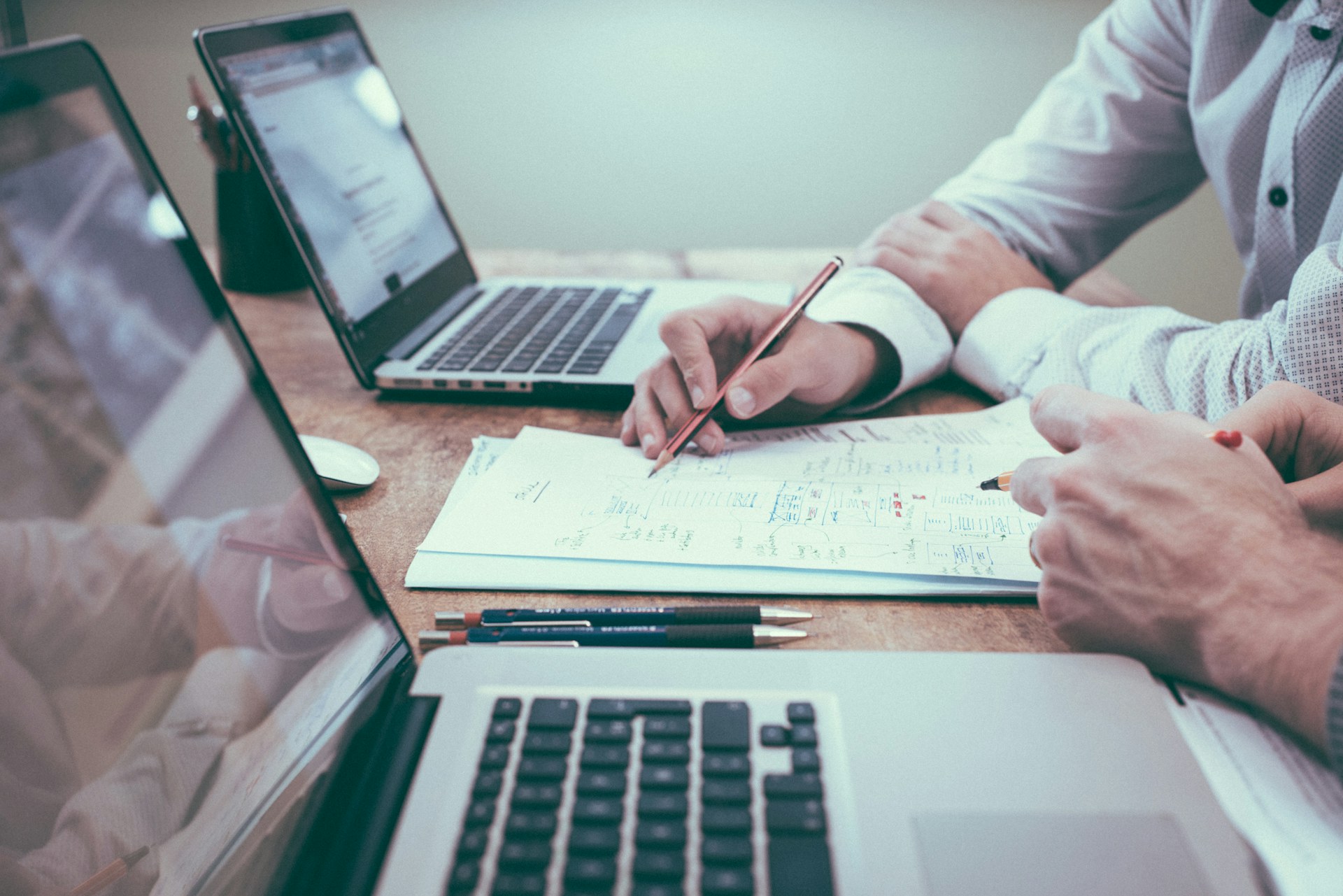 Bureau avec documents, plan de travail et carnet — étape d'analyse
