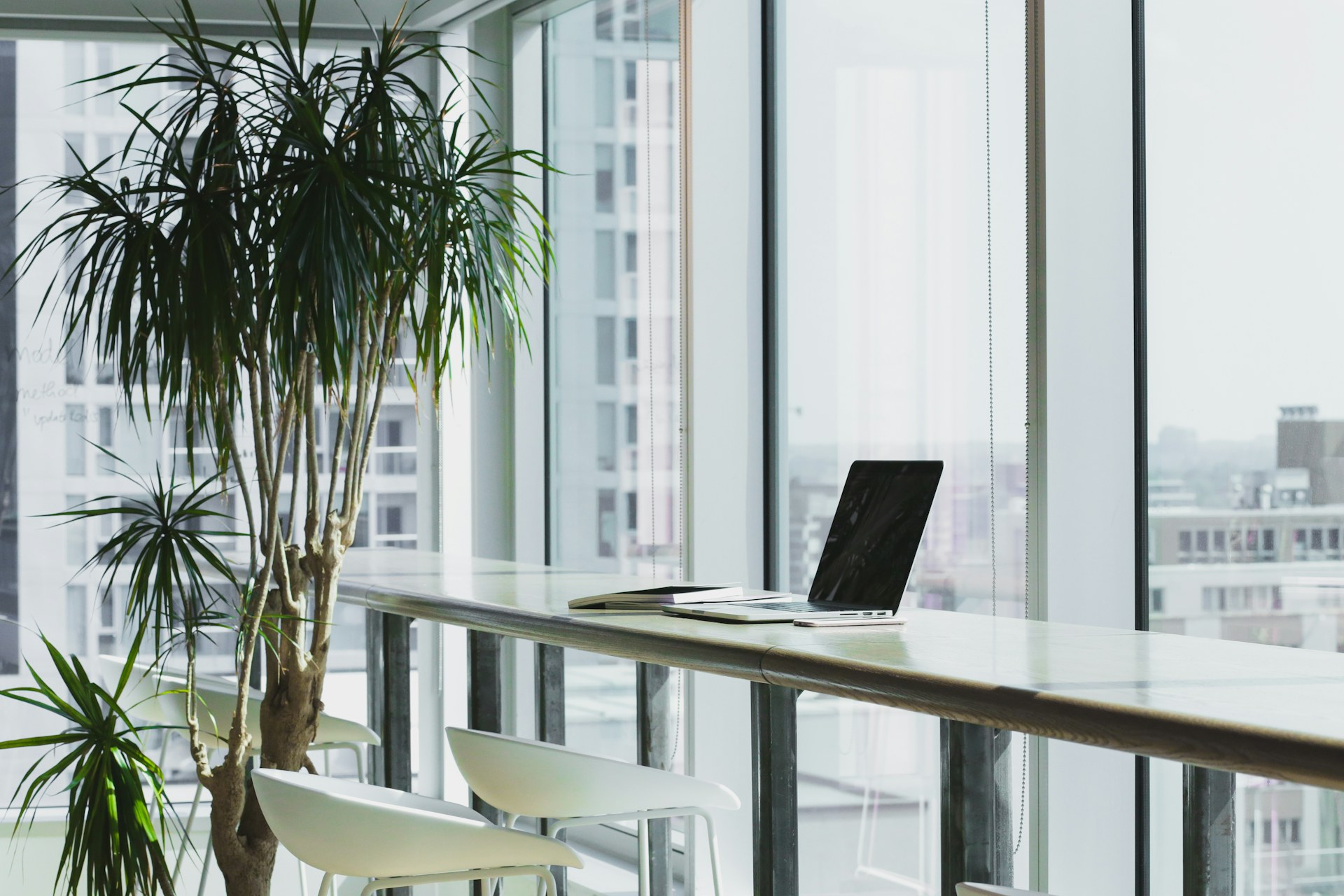 Espace de travail collaboratif moderne