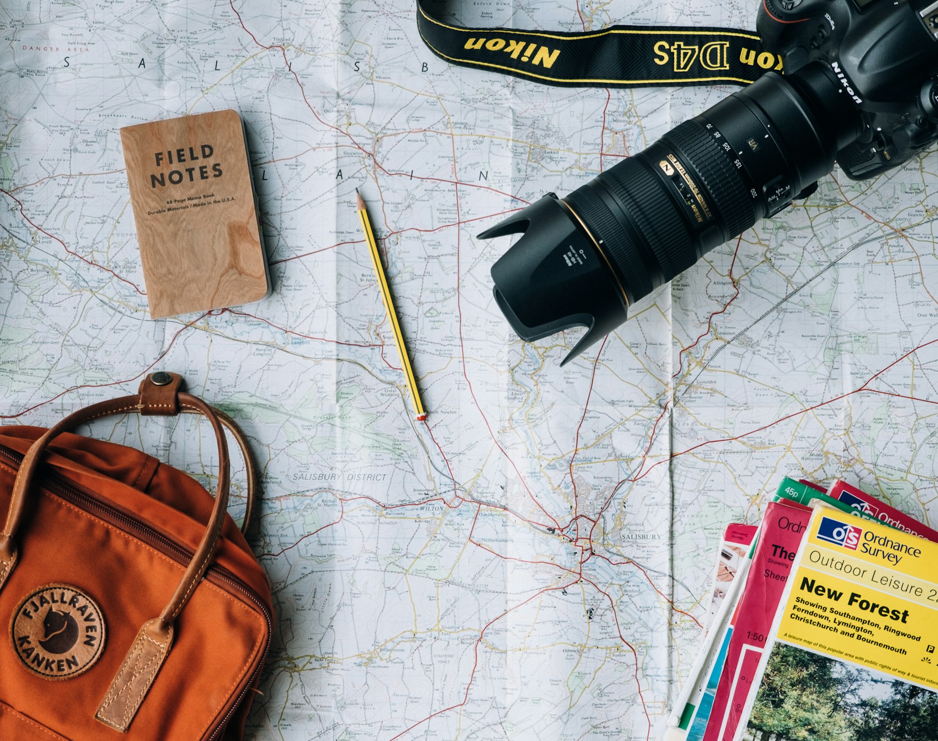 Passeport et carnet de voyage prêts pour un séjour international